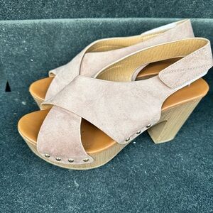 Brand New In Box Qupid sz 7 Blush Suede Clogs